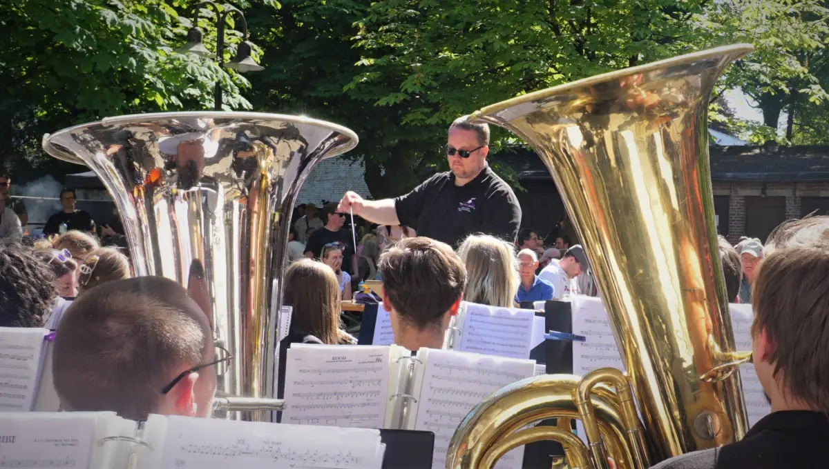 Tuben und Dirigent beim Sommerfest des SJB